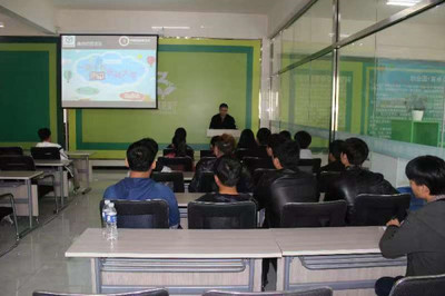 我院成功舉辦“創(chuàng)業(yè)大講堂”之信工系學(xué)生苑飛宇計(jì)算機(jī)網(wǎng)絡(luò)工程創(chuàng)業(yè)分享會